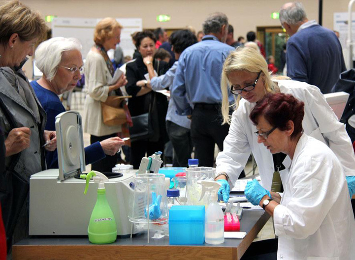 Ein ganz besonderer Saft: Wissenschaftlerinnen des Instituts für Orale Biologie zeigen, was im Speichel steckt.