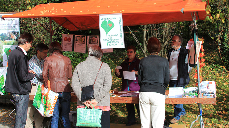 Andrang auch am Informationsstand der Freunde des Botanischen Gartens.