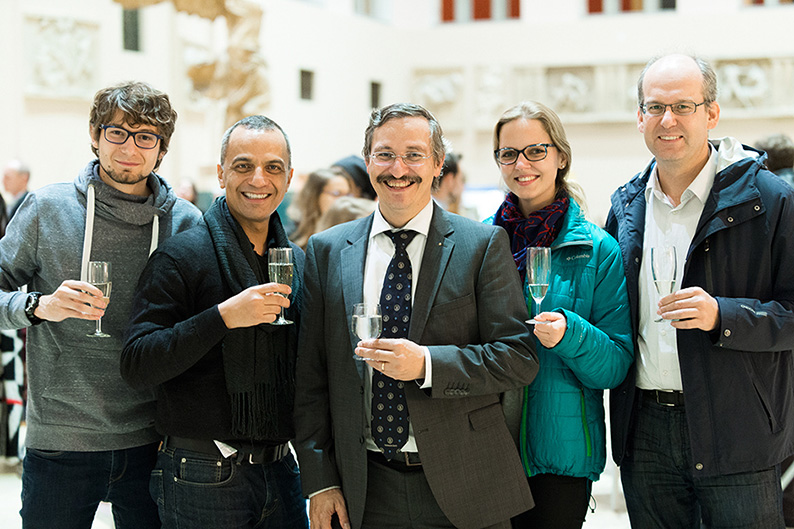 Im Anschluss an die Preisverleihungen in der Aula lädt Rektor Michael Hengartner (Mitte) zum Apéro in den Lichthof.