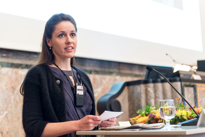 Jus-Studentin und Primarschullehrerin Martina Wiher erzählt in ihrem Referat von einer begeisternden Exkursion an den Strassburger Gerichtshof für Menschenrechte.