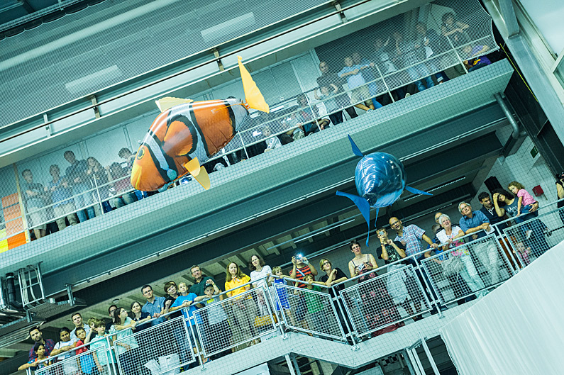 Volle Ränge in der Flugroboter-Show der Flying Machine Arena.