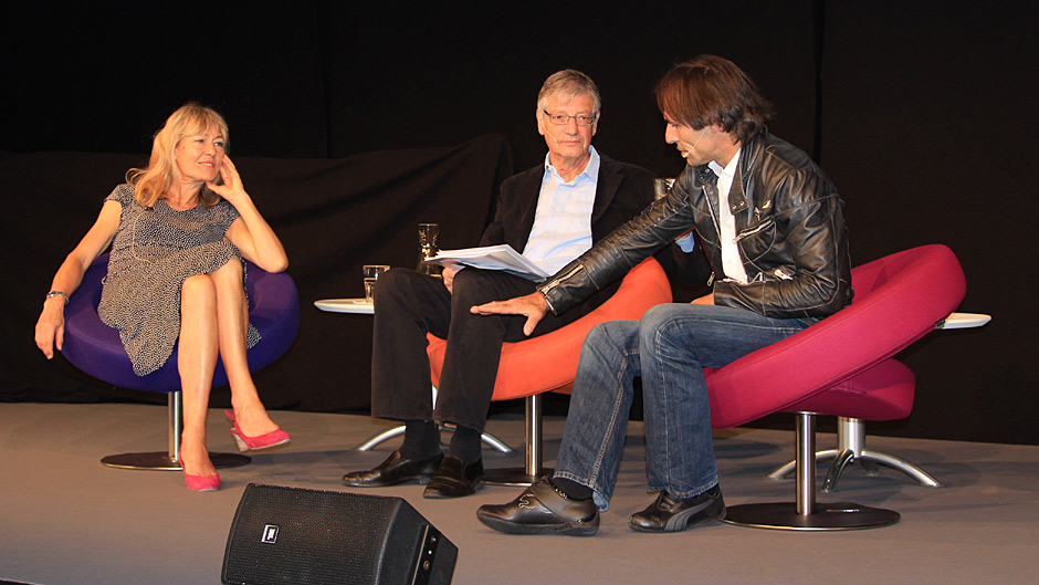 «Der Kick des Riskanten treibt mich an»: Hochseilartist Freddy Nock (rechts) im Podiumsgespräch mit Psychologie-Professorin Ulrike Ehlert. In der Bildmitte: Moderator Rolf Probala