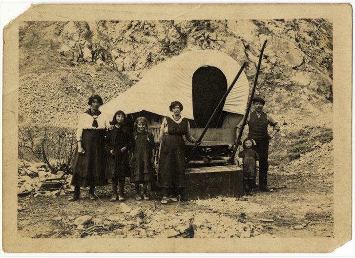 Das «Scharotl» ist bis heute ein Symbol für die fahrende Lebensweise, auch wenn die Fahrenden in der Schweiz schon lange nicht mehr mit dem Planwagen unterwegs sind. Anonymes Bild aus 1920er-Jahren.