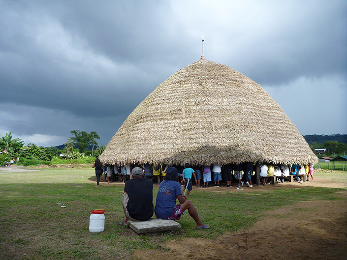 So zum Beispiel beim Treffen der Wayana, Talhuwen/Französisch-Guyana. Im gemeinschaftlichen Rundhaus tukusipan kommen die Wayana zu unterschiedlichen Anlässen von nah und fern zusammen und trinken gemeinsam Maniokbier(e).