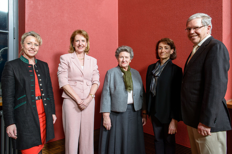 Brigitte Tag, Präsidentin der Gleichstellungskommision, Prorektorin Andrea Schenker-Wicki, Unternehmerin und UZH-Ehrengast Rosmarie Michel, Biologieprofessorin Hazel Sive und Rektor Andreas Fischer (von links nach rechts).