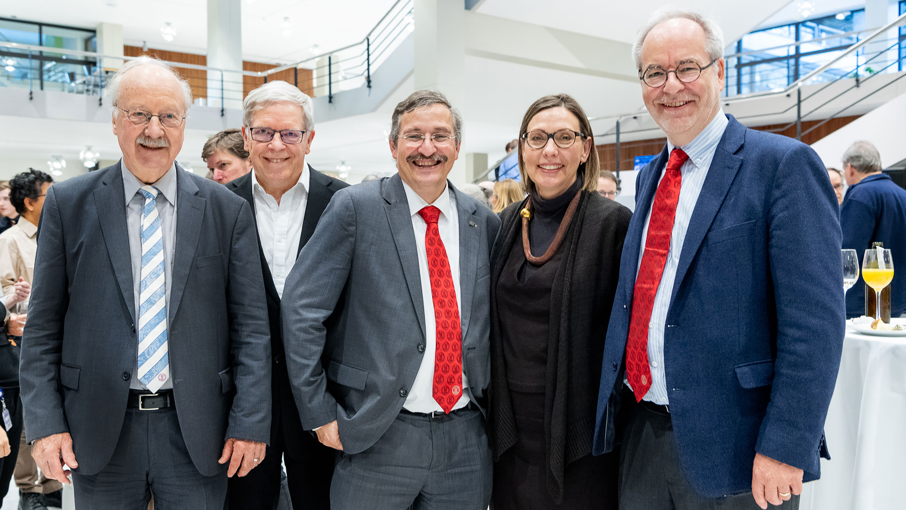 Auch Hans Weder (von 2000–2008 Rektor der UZH), Andreas Fischer (von 2008–2013 Rektor der UZH), Gabriele Siegert (Rektorin ad interim ab 1. Februar 2020) und Otfried Jarren (von 2013–2014 Rektor ad interim) nahmen an der Abschiedsfeier am Irchel teil.