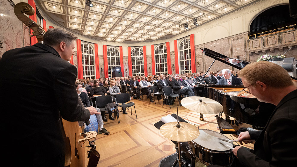 Das Dave Ruosch Trio untermalte den Festakt mit jazzigen Klängen.