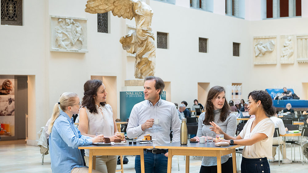 Coffee break in the Lichthof. Mobile working arrangements are making it even more important to foster a sense of community on site and in person.