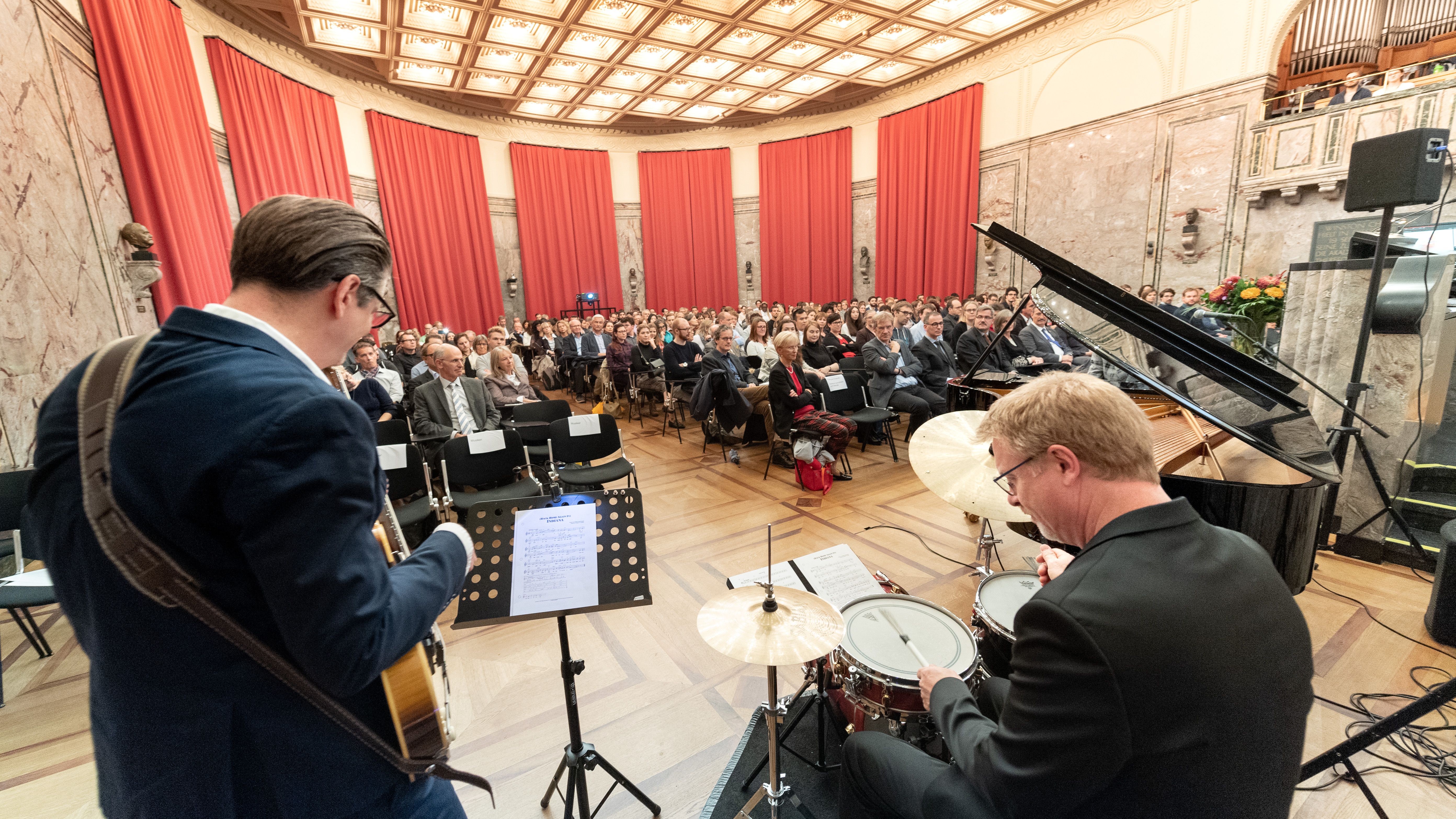 Das Dave Ruosch Trio untermalte die Abschlussveranstaltung des Tags der Lehre mit jazzigen Klängen.