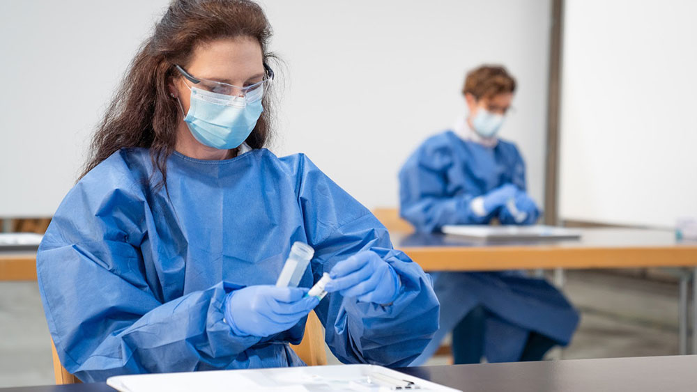 Laborleiterin Cora Thiel bei der Durchführung eines Antigen-Schnelltests