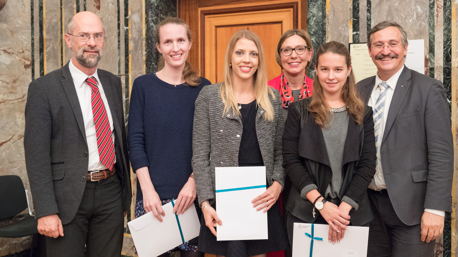 Drei Preisträgerinnen erhielten den Orelli-Preis der Rechtswissenschaften. (Links Rechtsprofessor Andreas Kley; vierte von links Prorektorin Gabriele Siegert; rechts Rektor Michael Hengartner.)