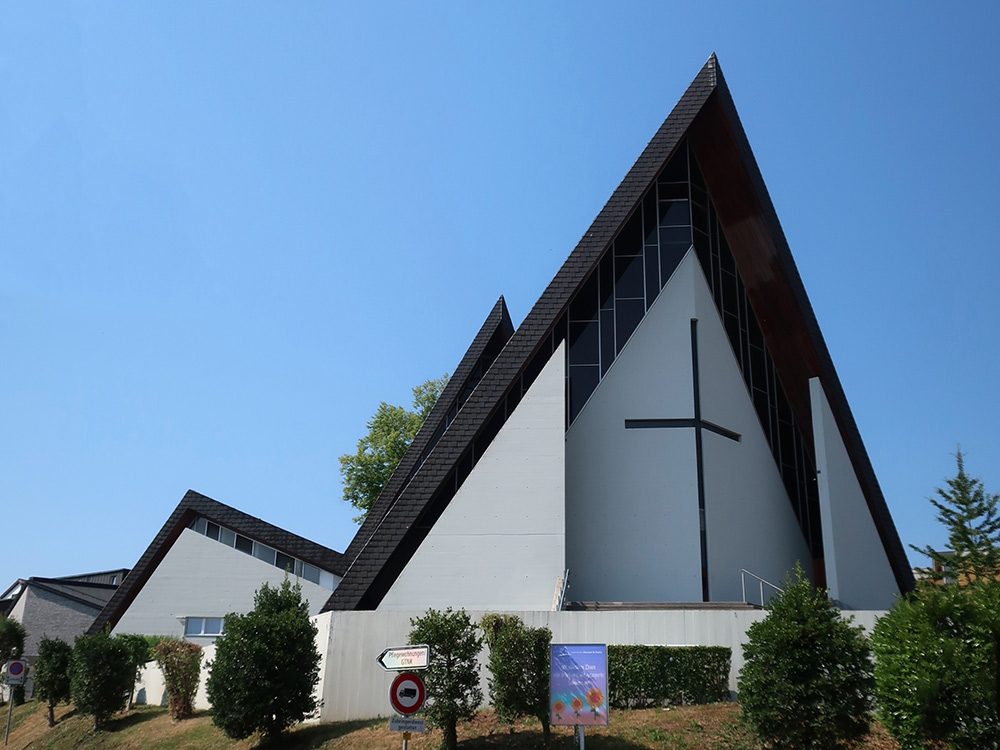 The Catholic Church St. Paulus in Dielsdorf is an architectural highlight of the district. While earlier volumes in the Kunstdenkmäler series documented buildings up to 1920, now the editors are also looking at post-war and contemporary buildings. The Paulus Church was the first church built by Justus Dahinden, in 1962, which was followed by several others. The church’s tent shape playfully references the profession of its namesake: St. Paul was a tentmaker. (image used with permission)