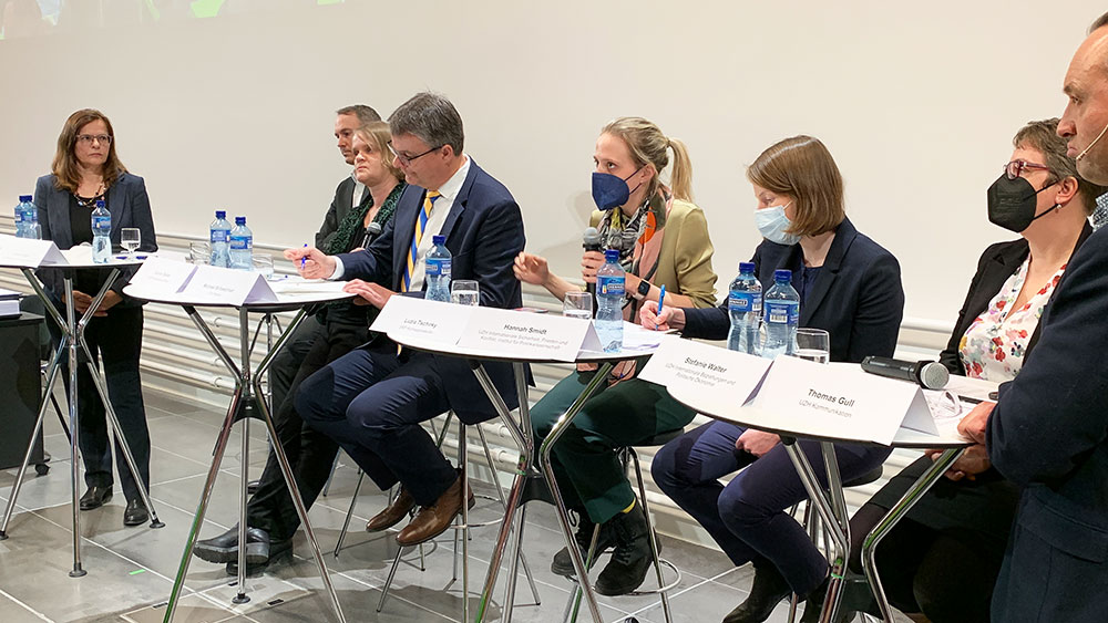 Auf dem Podium (v.l.n.r.): Nada Boškovska (Osteuropäische Geschichte), Lorenz Langer (Öffentliches Recht und Völkerrecht), Sylvia Sasse (Slavische Literaturwissenschaft), Michael Schaepman (Rektor), Luzia Tschirky (SRF-Korrespondentin), Hannah Smidt (Internationale Sicherheit, Frieden und Konflikt, Institut für Politikwissenschaft), Stefanie Walter (Internationale Beziehungen und Politische Ökonomie) und Thomas Gull (Moderator).