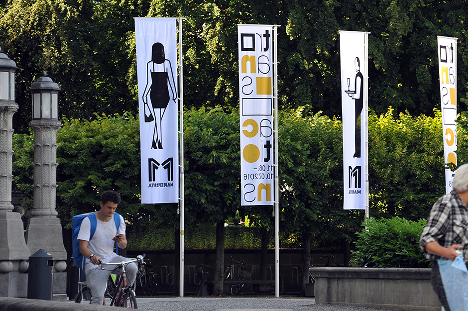 Manifesta- und Transactions-Fahnen vor dem UZH-Hauptgebäude