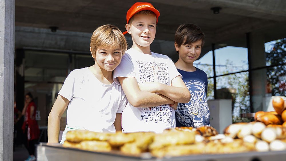 Forschen ist harte Arbeit und macht hungrig: Alle freuten sich über die Leckerein vom Grill und die verschiedenen Salate, welche UZH Alumni bereitstellte.