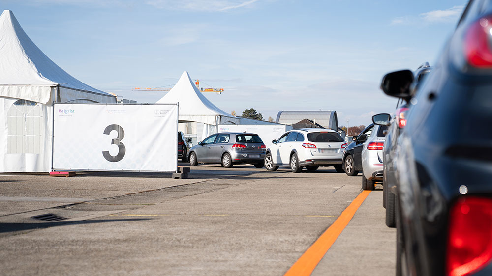 Es herrscht reger Betrieb im Drive-in-Testzentrum. Die Nachfrage nach Coronatests ist gross.