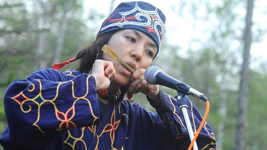 Culture is an important factor for tracing the population history. Utae Ehara playing the mukkuri. 