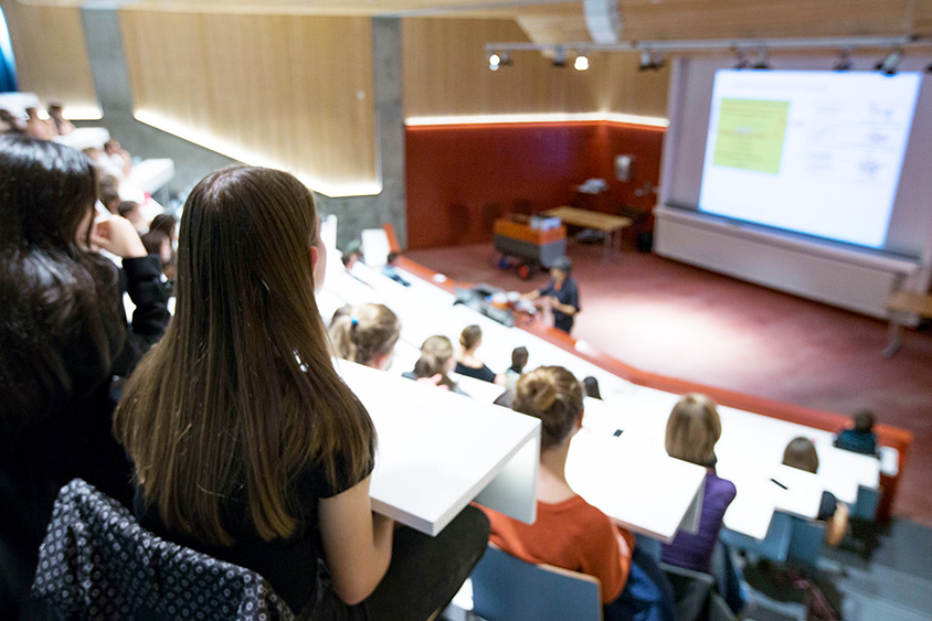 Zum ersten Mal im Hörsaal sitzen: 109 Gymnasiastinnen und Gymnasiasten aus der ganzen Schweiz nutzten die Informationsveranstaltung über das Studium der Veterinärmedizin.