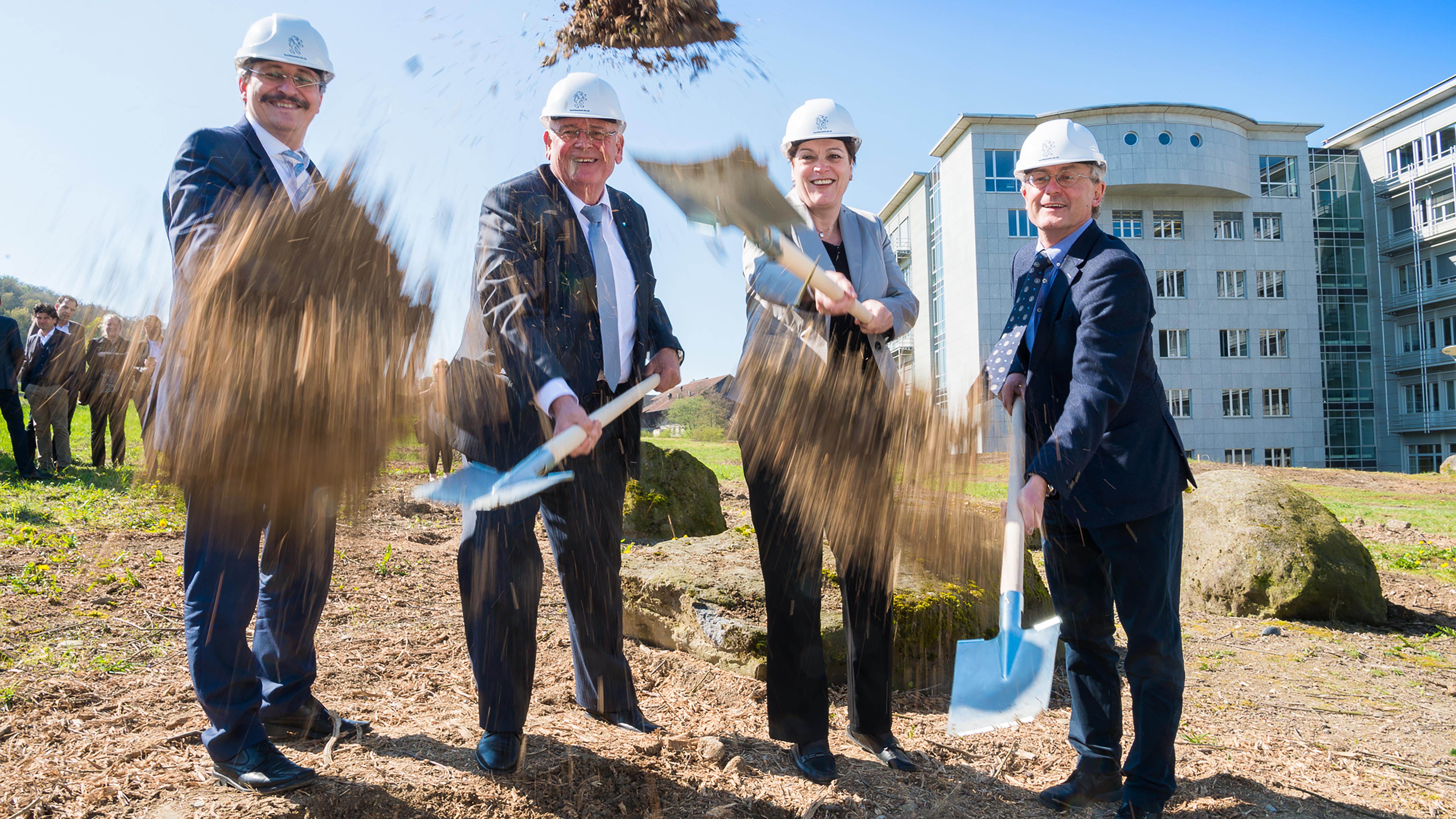 Helm auf! Weil die UZH aus allen Nähten platzt, drehte sich in der Amtszeit von Michael Hengartner viel ums Bauen. Das Bild zeigt den damaligen Baudirektor Markus Kägi, Bildungsdirektorin Silvia Steiner und Chemie-Professor Roger Alberto im April 2016 beim Spatenstich für die fünfte Bauetappe auf dem Campus Irchel der UZH.