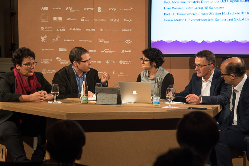 «Stammtisch» zur Zukunft der Berufe: Denise Müller, HR Verantwortliche Switzerland Global Enterprise; Abraham Bernstein, Direktor Digital Society Initiative; Moderatorin Sermin Faki, Leiterin Ressort Politik Blick-Gruppe; Prof. Dr. Thomas Meier, Rektor Zürcher Hochschule der Künste; Hans Werner, Leiter Group HR Swisscom.