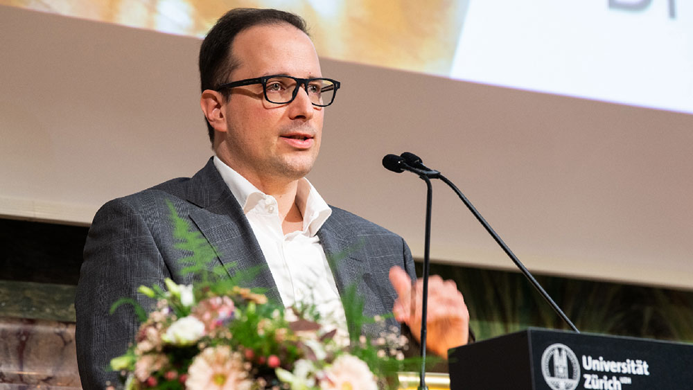 Rechtswissenschaftsprofessor Leander Loacker liess das Publikum teilhaben an seinen Erfahrungen mit Lehre in Präsenz – und in Absenz.