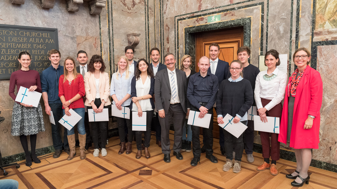 Die Semesterpreisträgerinnen und -träger wurden ausgezeichnet.