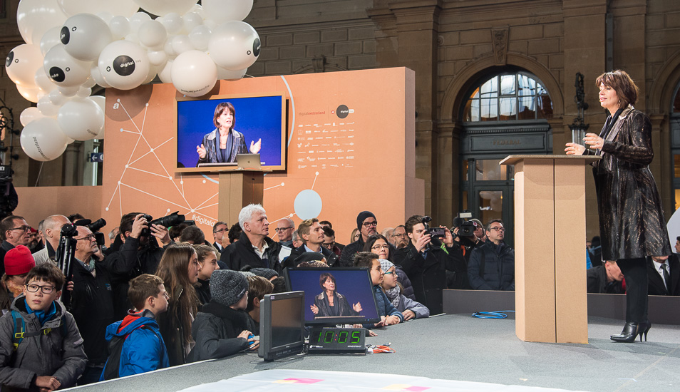 Federal Councillor Doris Leuthard got Digital Day under way in Zurich main station. (Picture: Thomas Poppenwimmer)