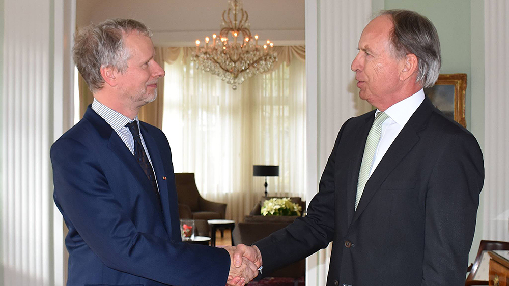 UZH-Professor Andreas Maercker (l.) erhielt am 3. Februar aus den Händen von Otto Lampe, dem deutschen Botschafter in Bern, das Verdienstkreuz am Bande des Bundesverdienstordens der Bundesrepublik Deutschland.