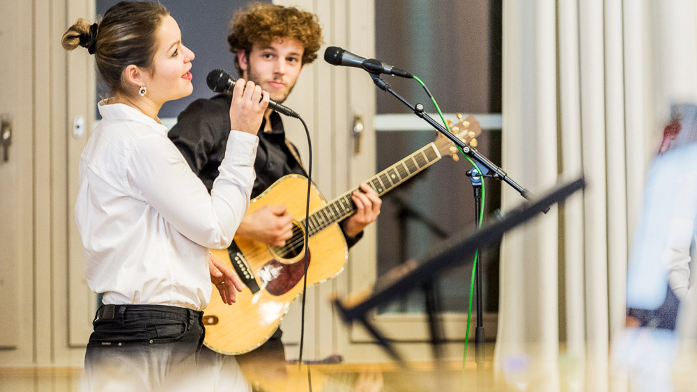 A duo consisting of Caroline Ferrara and Mike Baumann provided musical entertainment. (Photo: Frank Brüderli)