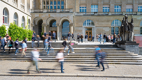 Das Bild zeigt den Eingangsbereich des Hauptgebäudes der UZH am Standort Zentrum.