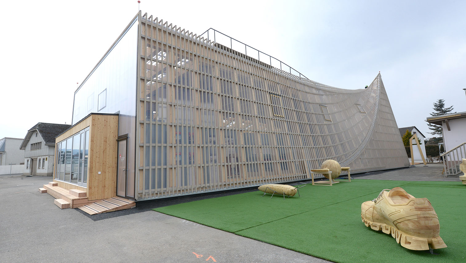 Wood and glass: The information pavilion of the Innovation Park Zurich was opened on Friday. (Picture: Switzerland Innovation Park Zurich)