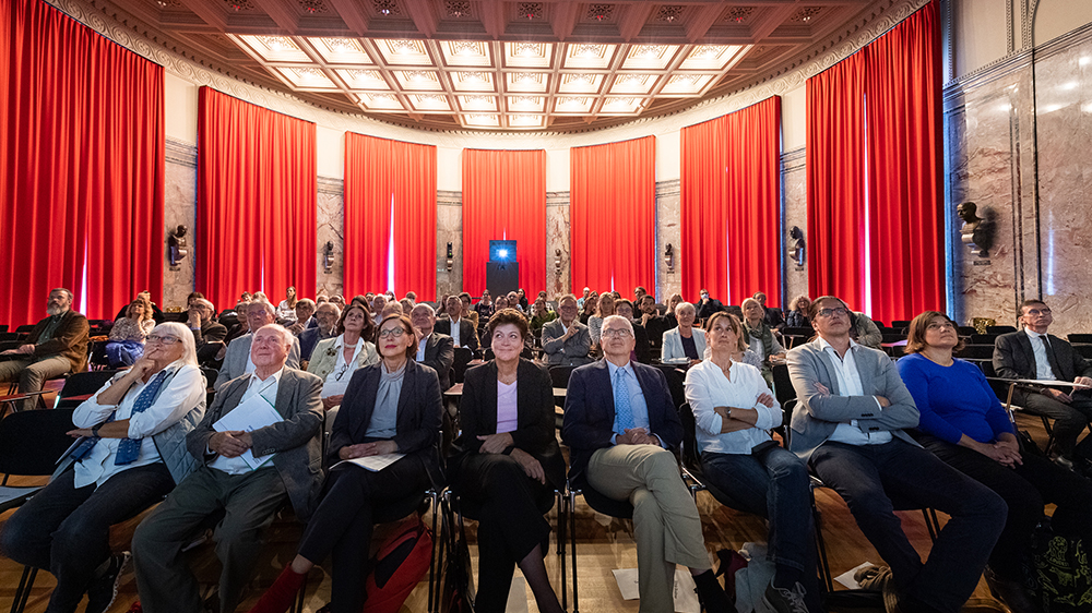 Das Publikum lauschte den Vorträgen am Jubiläumsanlass. In der Mitte Bildungsdirektorin Silvia Steiner, links Vize-Rektorin und Prorektorin Lehre und Studium, Gabriele Siegert, neben ihr Prof. Ewald Isenbügel.