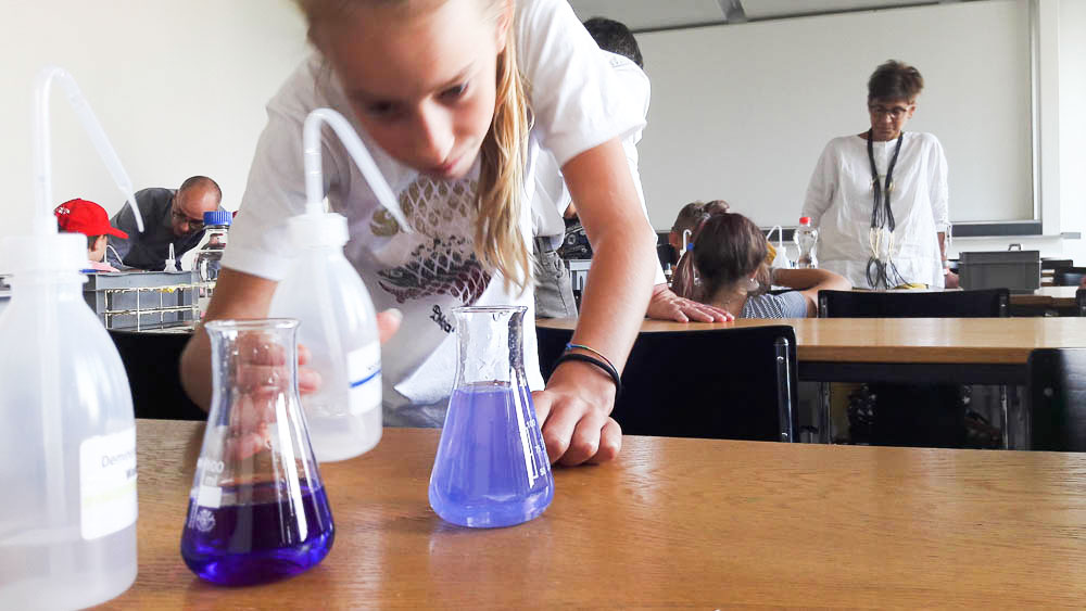 The kids enjoyed the various hands-on experiments: “It’s as fun as making slime!” laughed Evie.