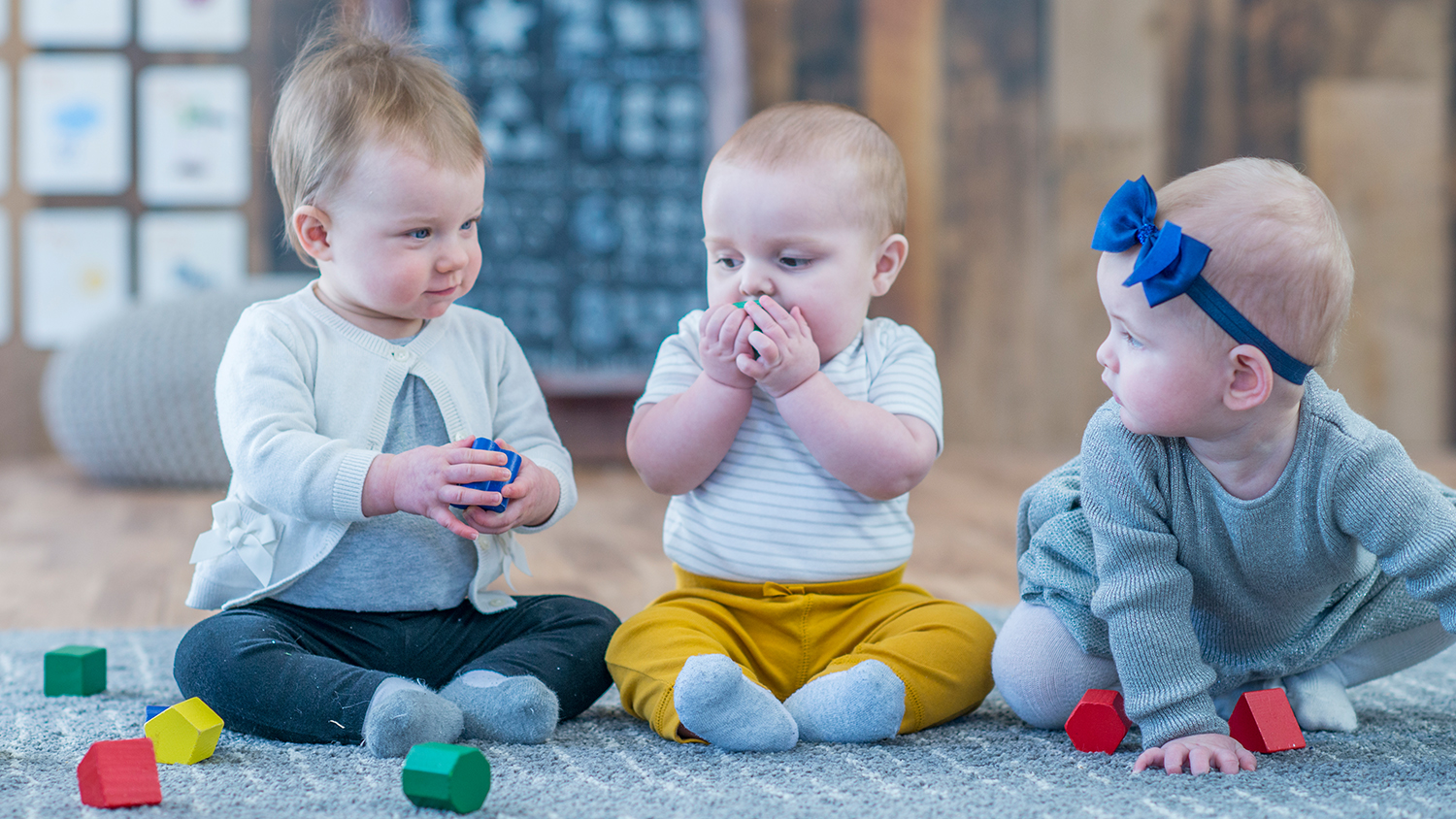 Babys mit Bauklötzen