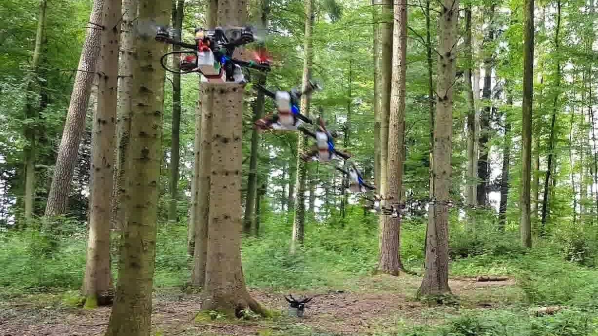 Die autonome Drohne navigiert selbständig mit 40 km/h durch den Wald. (Bild: UZH)