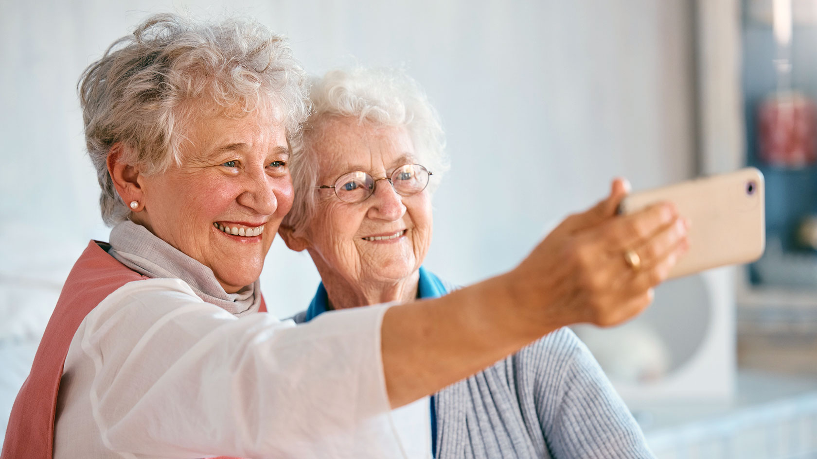 Zwei ältere Frauen machen ein Selfie