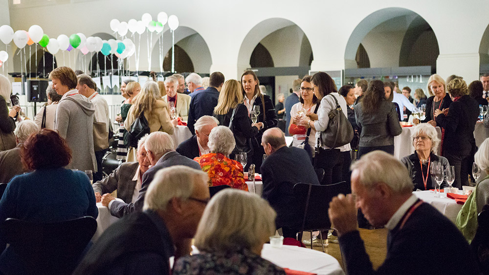 Das Steh-Dinner im Zoologischen Museum der UZH bot Gelegenheit für einen geselligen Austausch.