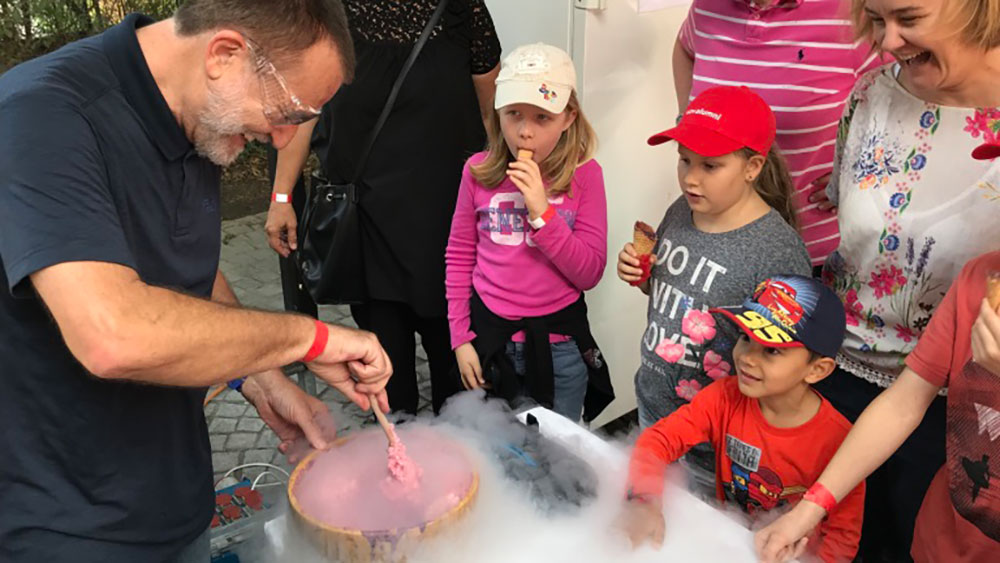 Ein Hit bei allen Generationen: Leckeres Glacé mit frischen Früchten, Rahm und flüssigem Stickstoff, zubereitet unter fachkundiger Anleitung unter des emeritierten Professoren Ferdinand Wild.