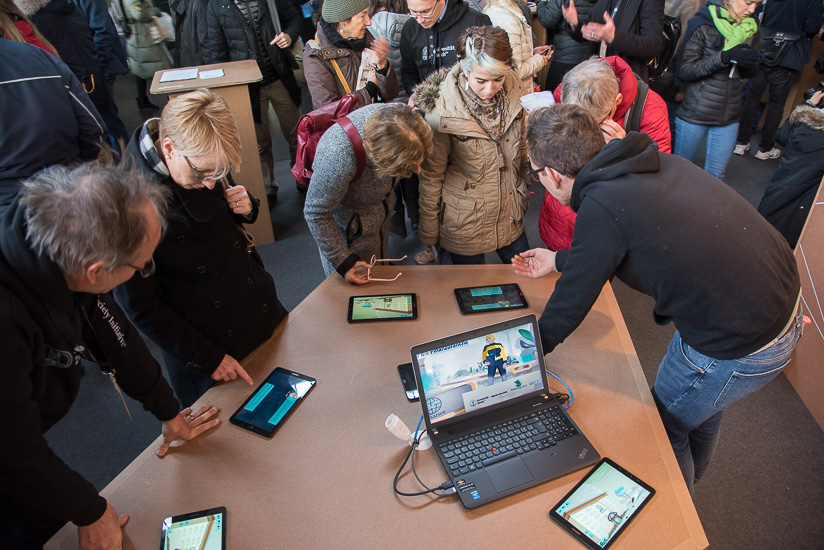 Markus Christen (left) and David Schmocker (right) explaining their “Serious Moral Games.” (Picture: Thomas Poppenwimmer)