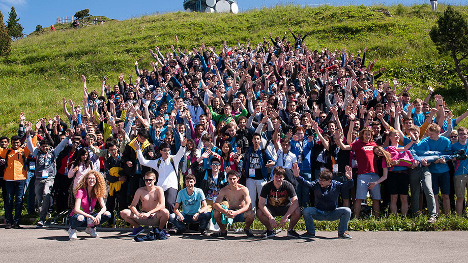 Gruppenfoto auf dem Berg. Bei bestem Sommerwetter stellt sich gute Laue ein.