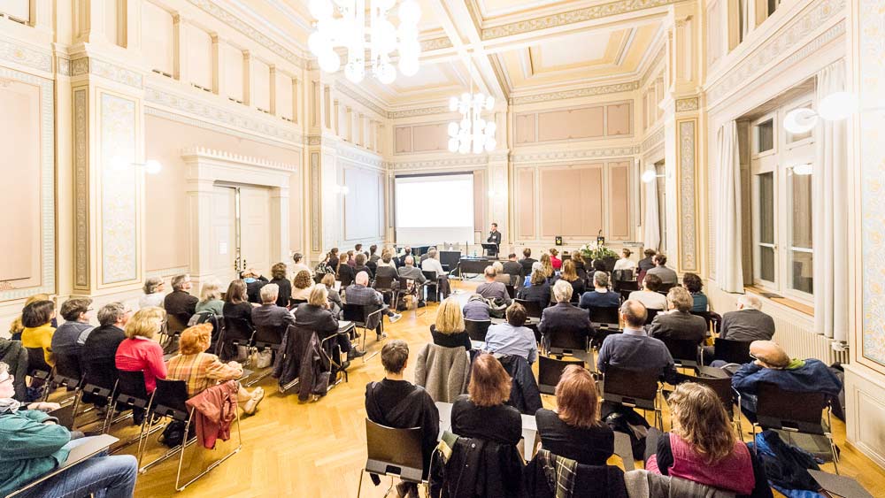 Die gut besuchte Eröffnungsfeier der Partizipativen Wissenschaftsakademie in der Aula an der Rämisstrasse 59. (Foto: Frank Brüderli)