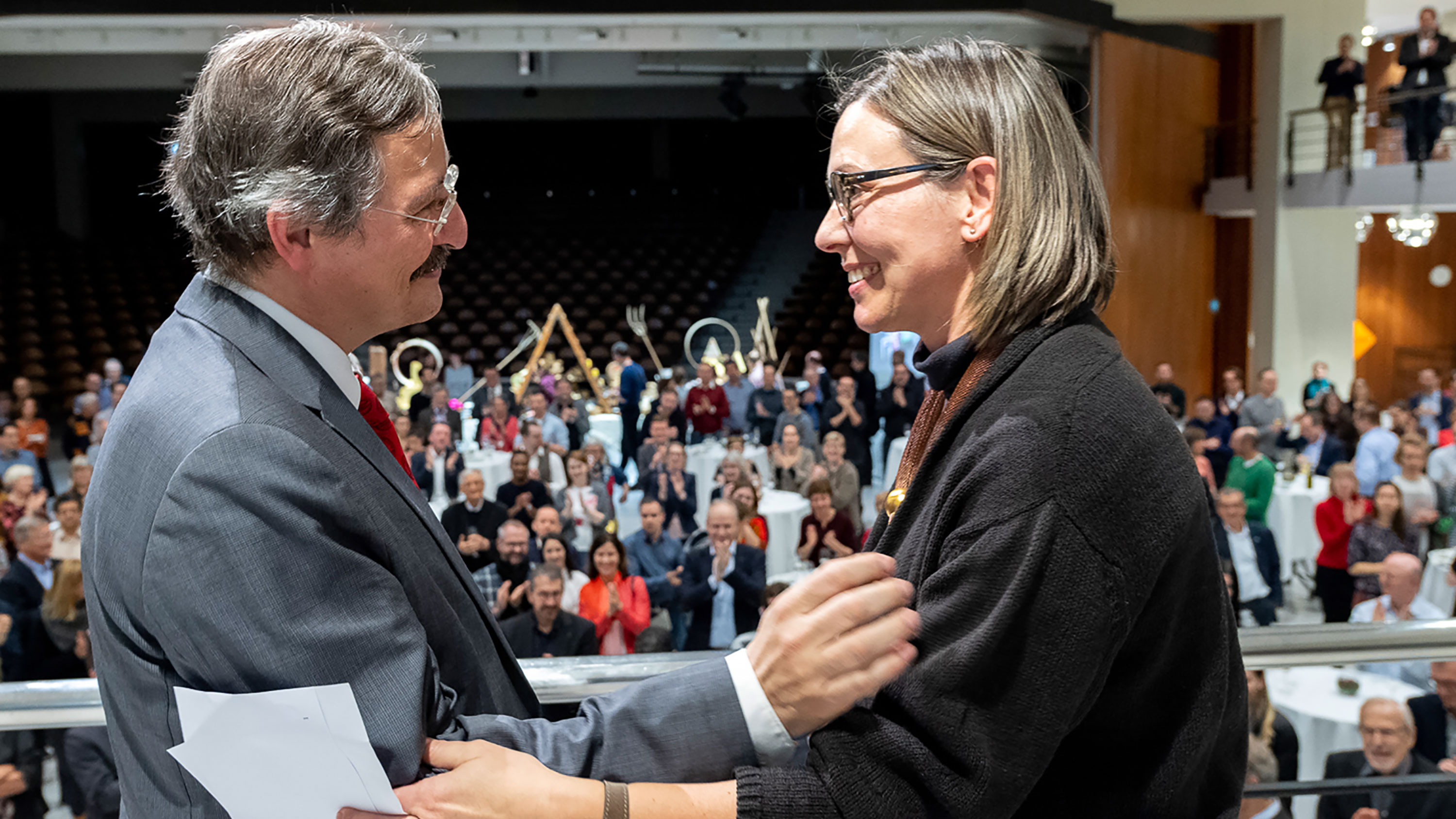 Glückwünsche und Worte des Dankes: Am letzten Tag seiner Amtszeit als Rektor nimmt Michael Hengartner an einem Farewell-Apéro Abschied von der UZH.