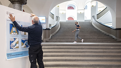 In addition to the distancing and hygiene measures, face masks must be worn in public indoor areas at the University of Zurich.  (Copyright: KEYSTONE-SDA/ Ennio Leanza