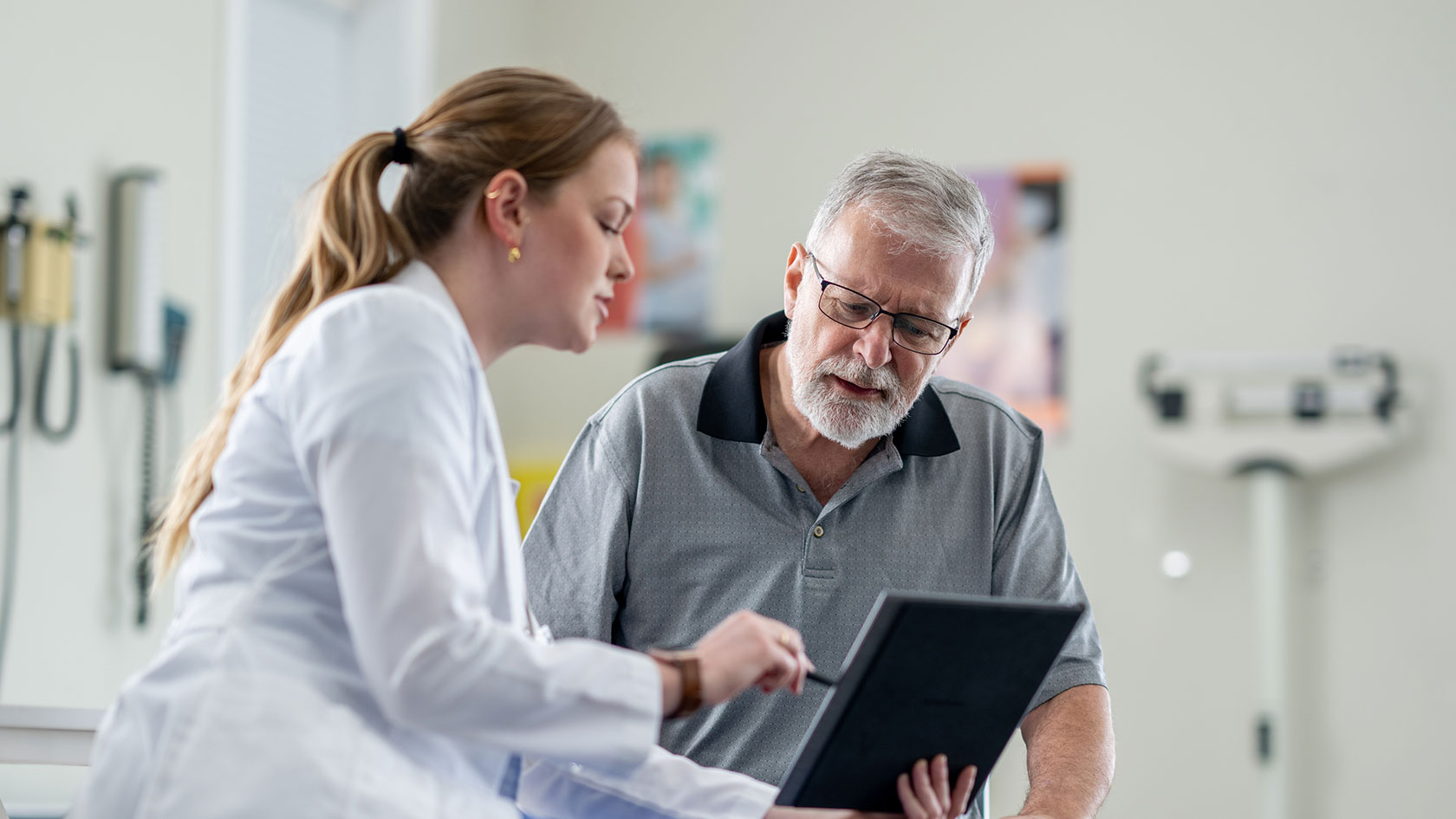 Eine Ärztin spricht mit einem Patienten