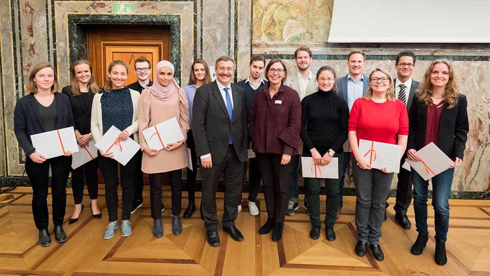 Studierende werden mit einem Semesterpreis für hervorragende Arbeiten geehrt.