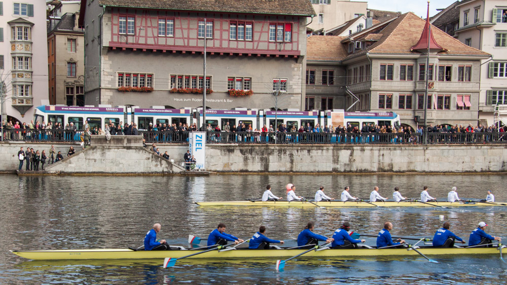 Nase vorn: Das Professoren-Boot der UZH gewinnt gerade den ersten Lauf.