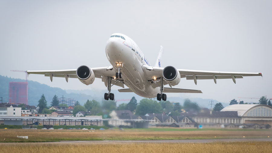 The fourth parabolic flight takes off today from Dübendorf airfield. 