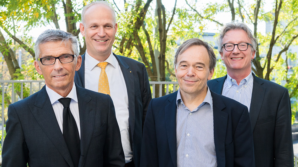 Fröhliche Gesichter an der Eröffnungsveranstaltung des Gebäudes an der Gloriastrasse 28: Erik Böttger, Direktor des Instituts für Medizinische Mikrobiologie, Stefan Schnyder, Direktor Finanzen, Personal und Infrastruktur, Rainer Weber, Dekan der Medizinischen Fakultät, und Matthias Haag, Kantonsbaumeister (v.l.n.r.)