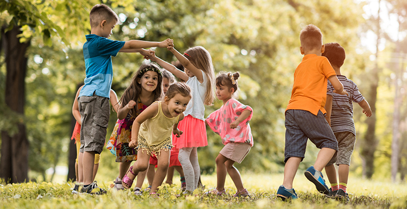 Spielende Kinder