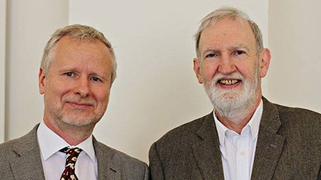 UZH psychology professor Andreas Maercker (left) with Chris Brewin from University College London (UCL). (Image: Adrian Ritter)